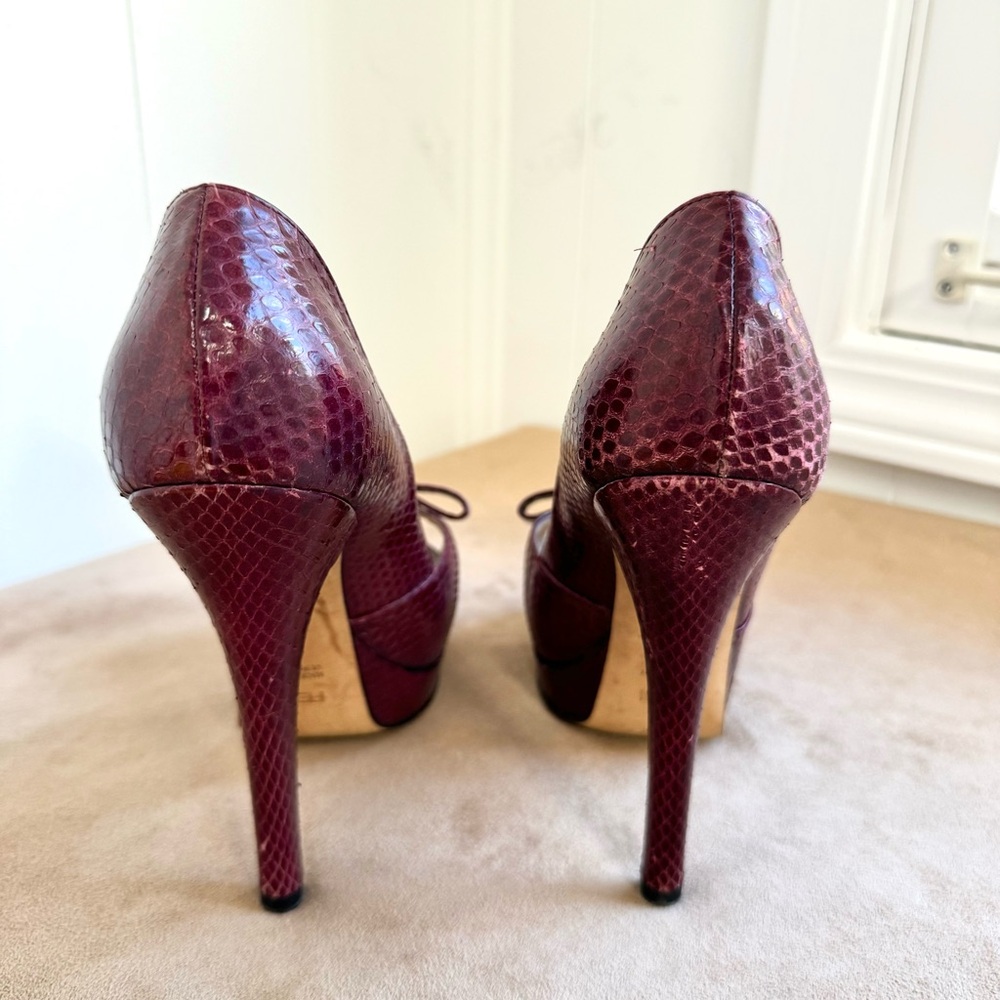 🔥FENDI Spuntata Ayers Lucido Bow Platform Heels Bordeaux Burgundy 8 38 Snakeskin - Picture 6 of 12